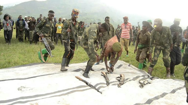 les groupes rebelles déposent les armes