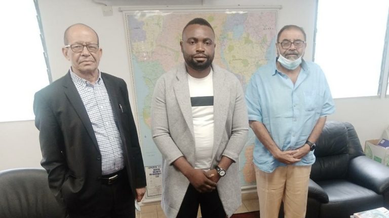 les boursiers satisfaits remercient la Fondation Rawji