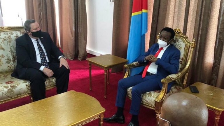 Mboso et Mike Hammer