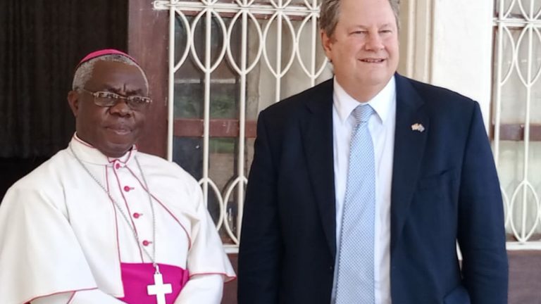 Mike Hammer a échangé avec Mgr François Xavier Maroy
