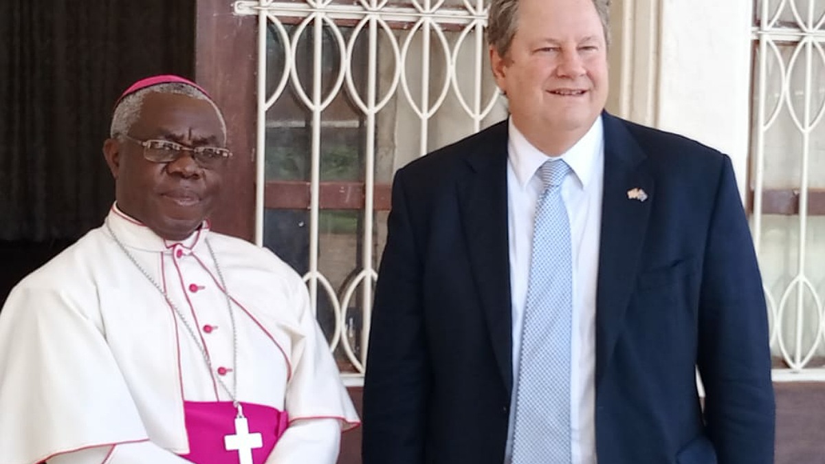 Mike Hammer a échangé avec Mgr François Xavier Maroy