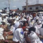 Beni : vêtues de sac, les femmes manifestent