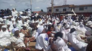 Beni : vêtues de sac, les femmes manifestent