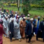 les musulmans dans la rue à Dieu