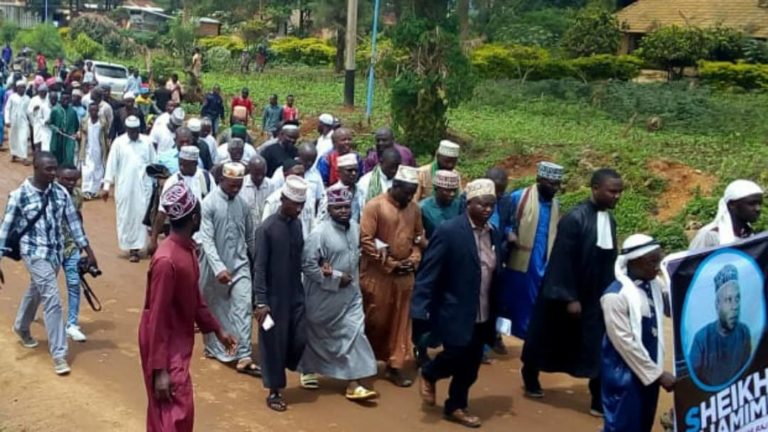 les musulmans dans la rue à Dieu