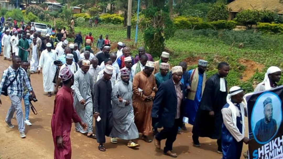 les musulmans dans la rue à Dieu