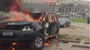 jeep de la police incendiée