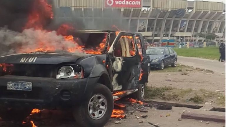jeep de la police incendiée