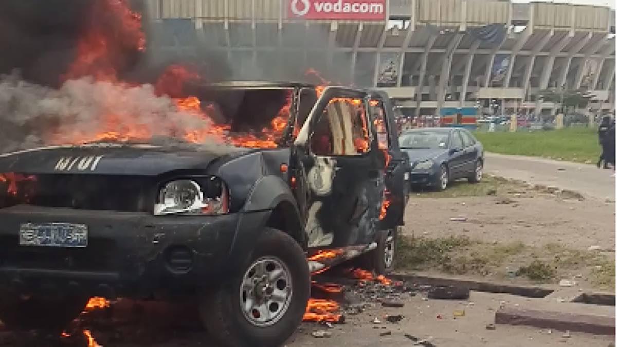jeep de la police incendiée