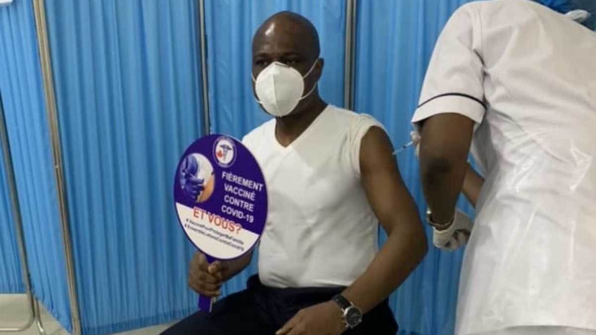 Martin Fayulu se fait vacciner