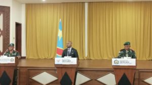 le ministre national de la communication congolaise, le gouverneur militaire, et le porte-parole de l'armée congolaise