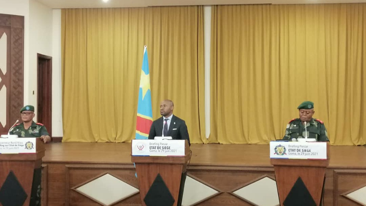 le ministre national de la communication congolaise, le gouverneur militaire, et le porte-parole de l'armée congolaise