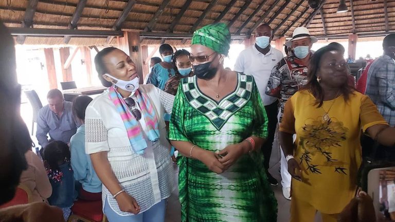 Olive Lembe et Ève Bazaiba