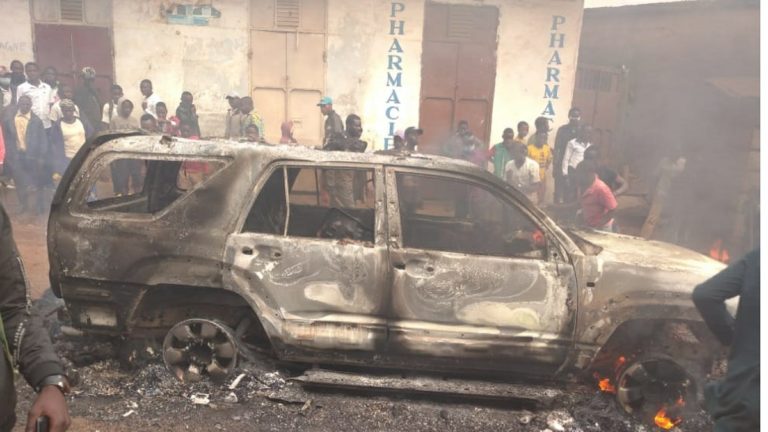 un véhicule incendié