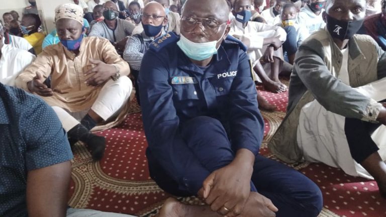 Beni : le maire policier réconforte les musulmans