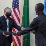 Directeur USAID Paul Sabatine et Vice Ministre des Affaires Etrangères, Samy Adubango
