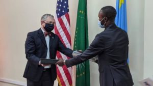 Directeur USAID Paul Sabatine et Vice Ministre des Affaires Etrangères, Samy Adubango