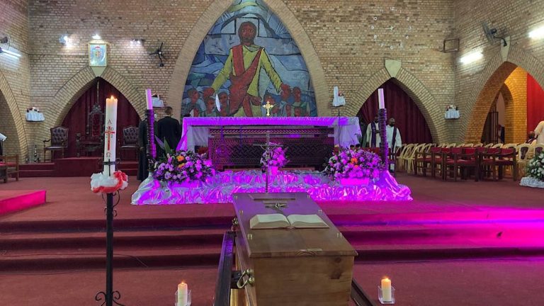 le corps du cardinal émérite Monsengwo