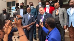 Mike Hammer a échangé avec Atou Matubuana