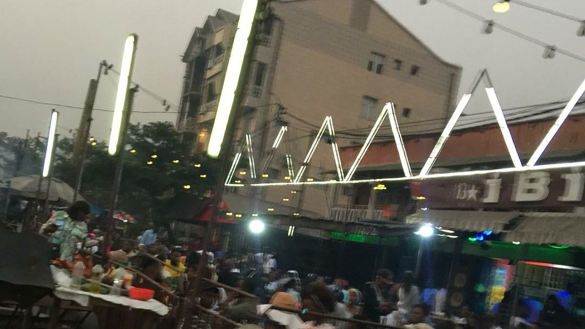 es mesures barrières bafouées dans des bars à Kinshasa