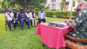Général Mbala Musese Célestin avec les notables de Beni