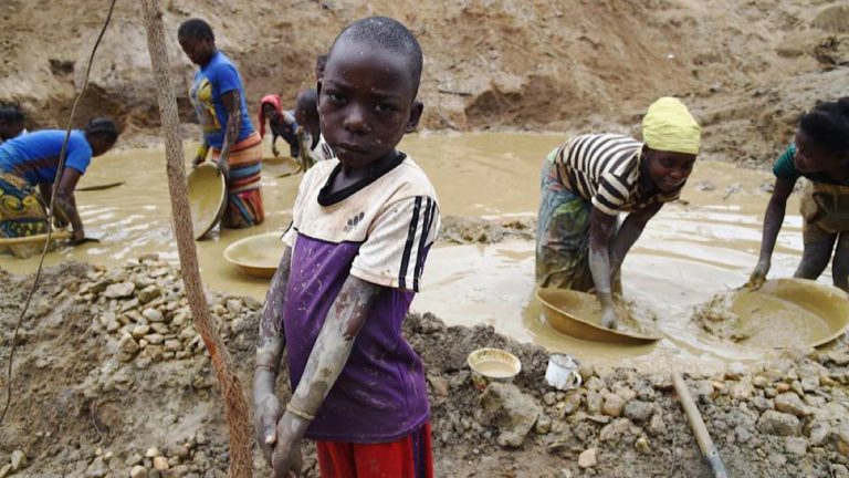 Enfants travaillant dans les mines RDC