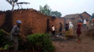 des maisons incendiées