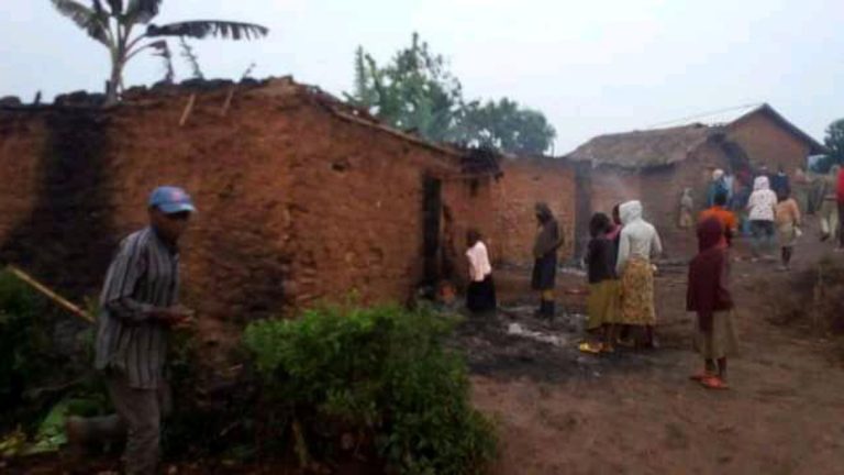 des maisons incendiées