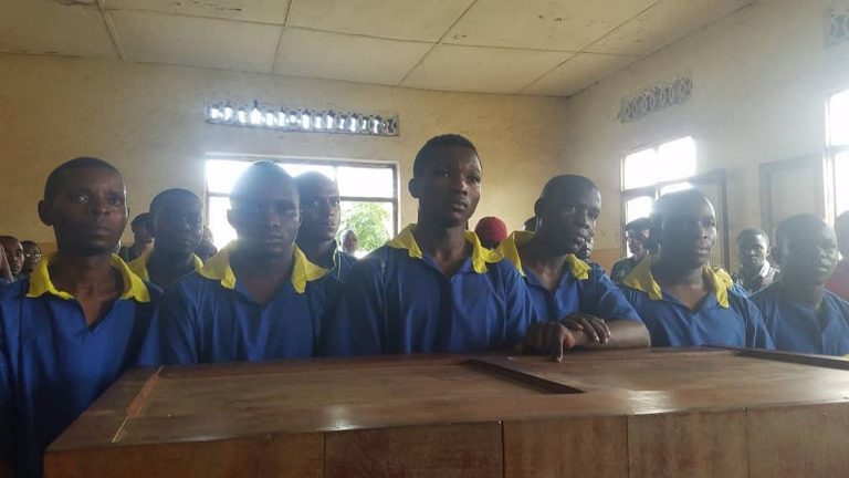 12 militants de la LUCHA