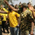 des jeunes en t-shirt du parti de L'UNAFEC