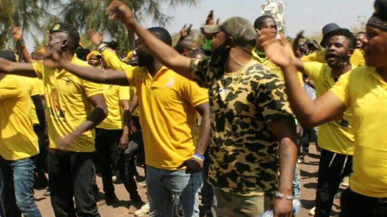 des jeunes en t-shirt du parti de L'UNAFEC