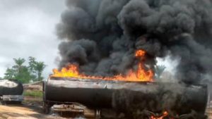 camions citernes incendiés