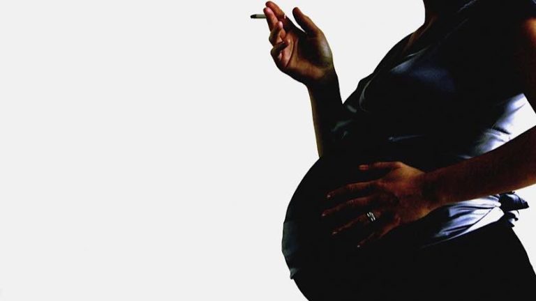 Femme enceinte qui fume