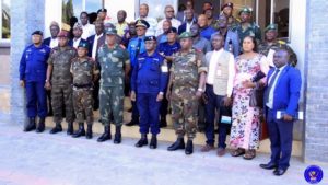 Johnny Luboya N'kashama, accompagné des membres du comité provincial de sécurité