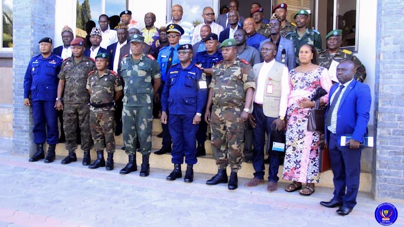 Johnny Luboya N'kashama, accompagné des membres du comité provincial de sécurité