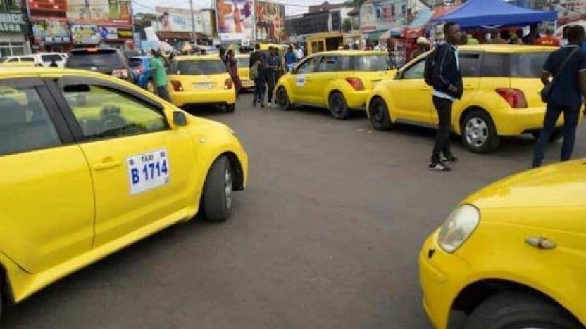 Hausse du prix du carburant à Kinshasa : grève des chauffeurs de taxi Hausse du prix du carburant à Kinshasa : grève des chauffeurs de taxi