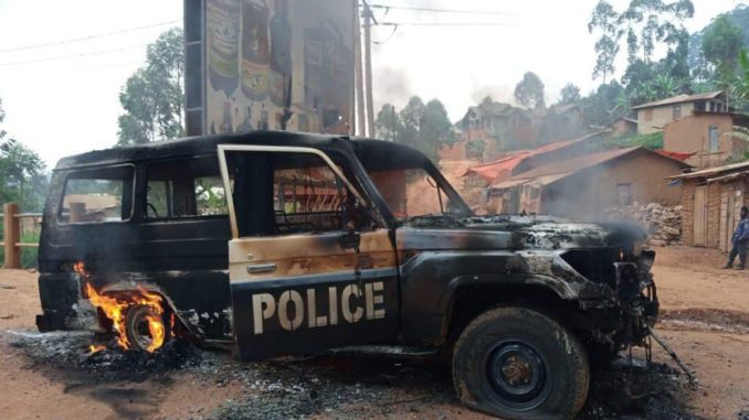 jeeps de la police incendiées