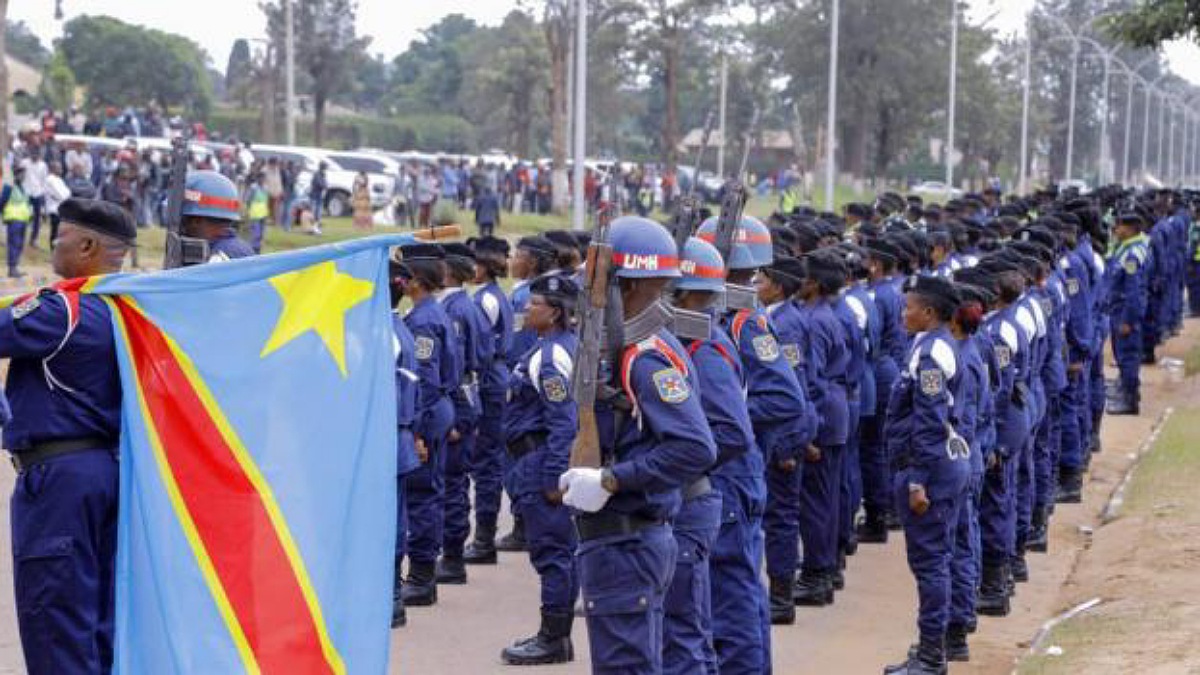 Lubumbashi : 2 présumés bandits ougandais ont été arrêtés et 4 armes récupérées Lubumbashi : 2 présumés bandits ougandais ont été arrêtés et 4 armes récupérées