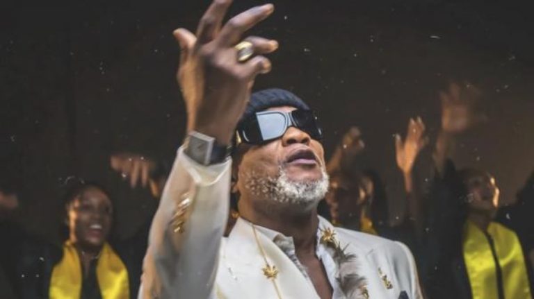 Koffi olomide le gest de trop danseuse