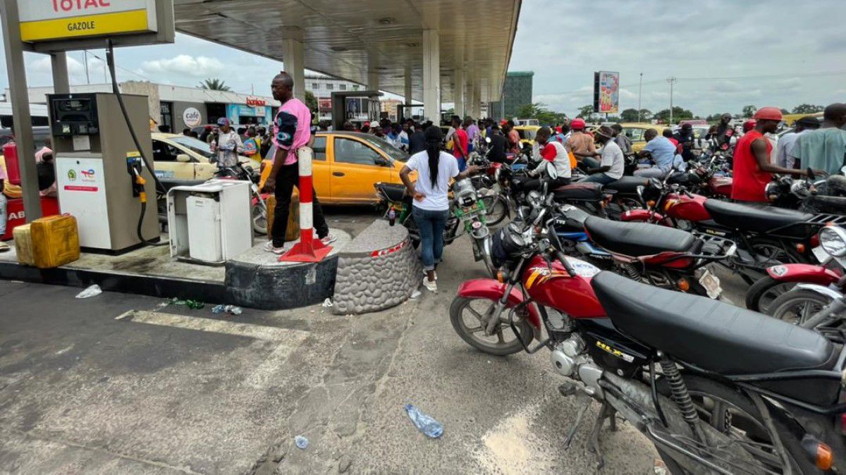 Kinshasa : longues files d’attente pour les voitures et les motos pour faire le plein en carburant