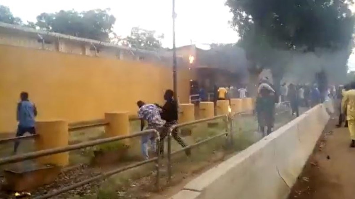Burkina : Des manifestants allument un incendie autour de l’ambassade de France