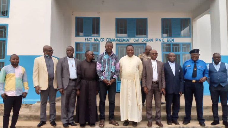 Monseigneur Kahindo Sondirya Laurent, la délégation