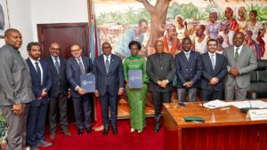 Jean-Michel lukonde et partenaires signature du contrat de partenariat entre la RDC et les Émirats arabes unis.