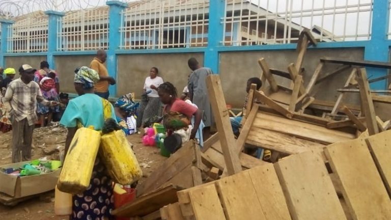 vendeuses déguerpies dans une rue près de la prison centrale