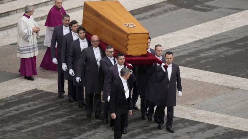 Le Pape Émérite Benoît XVI enterré