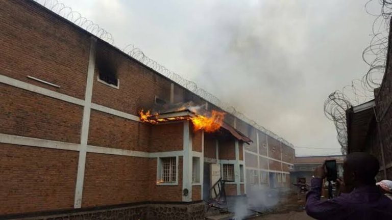prison centrale Munzenze en ville de Goma, Incendié
