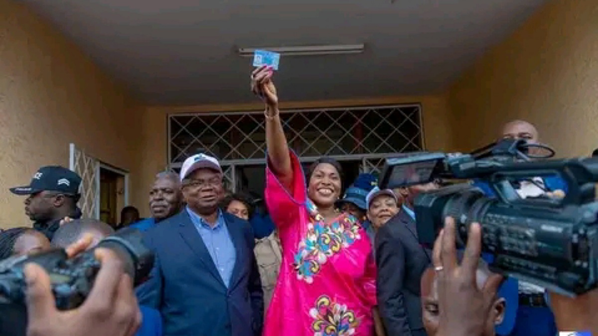 Lualaba : Fifi Masuka Saini prêche par l’exemple, obtient sa carte d’électeur