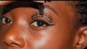 faux cils pratique à risque