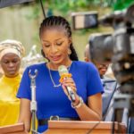 La vice-ministre Aminata Namasia lance la distribution des manuels scolaires et matériels didactiques aux écoles de la RDC