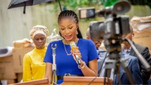 La vice-ministre Aminata Namasia lance la distribution des manuels scolaires et matériels didactiques aux écoles de la RDC